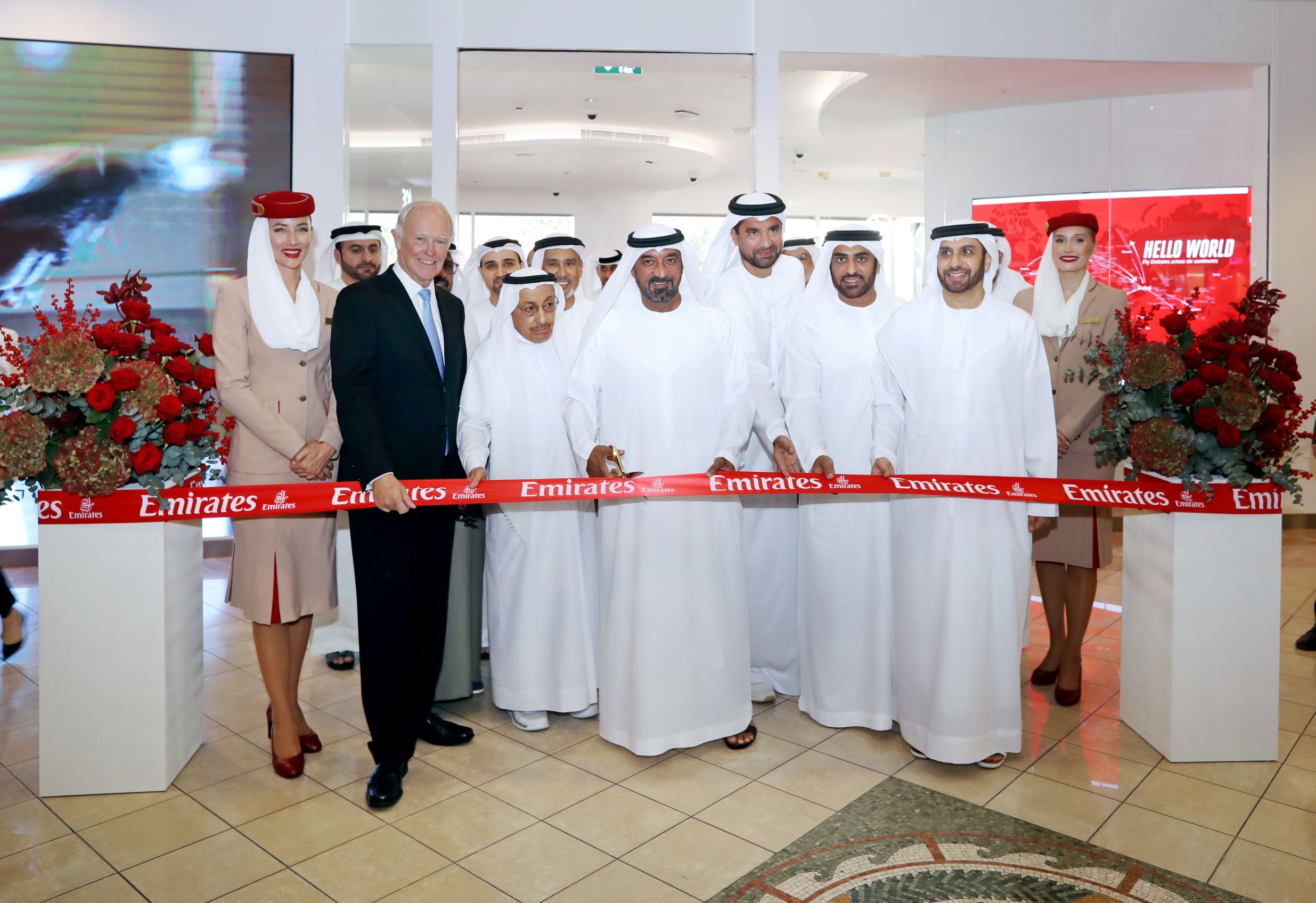 Lễ cắt băng khai trương cửa hàng Emirates World